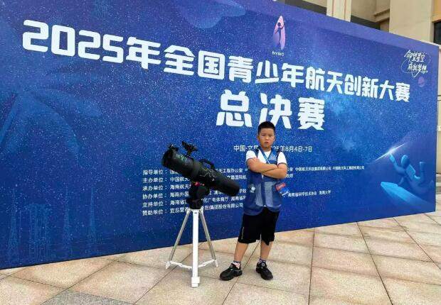 周荷杰.jpg